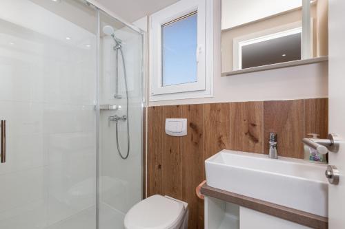 比奥格勒·纳·莫鲁Mobile House KASTANJOLA的带淋浴、盥洗盆和卫生间的浴室