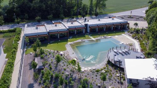 斯特拉科尼采巴斯塔狩猎旅馆的享有带游泳池的度假村的空中景致