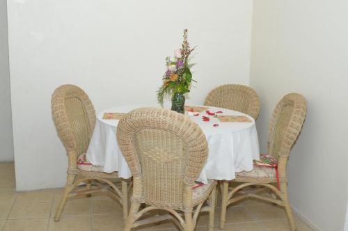 卡斯特里山景旅馆的一张桌子,上面有四把椅子和花瓶