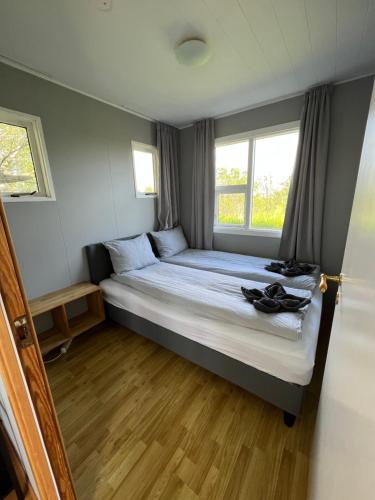 霍尔斯沃德吕尔Summer house - Fíflholt的一间小卧室,配有一张带窗户的床