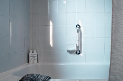滨湖尼亚加拉The Kent Motel的浴室设有浴缸和水龙头