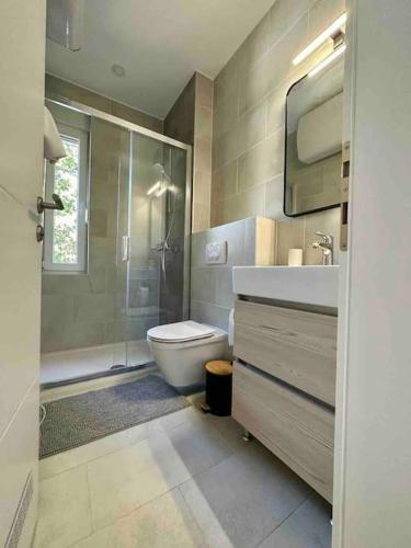 普纳特Villa Ida的浴室配有卫生间、盥洗盆和淋浴。