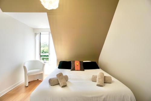 普洛埃默Logis Magnolia的一间卧室配有一张床,上面有两条毛巾