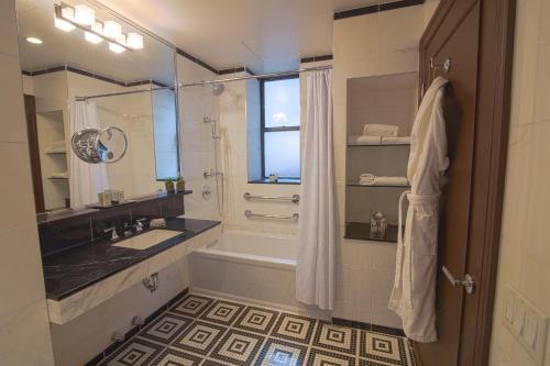 纽约Iroquois New York Times Square的带浴缸、水槽和淋浴的浴室