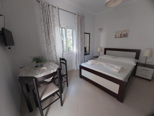 卡萨米尔MyKsamil Apartments的一间卧室配有一张床、一张桌子和一张书桌