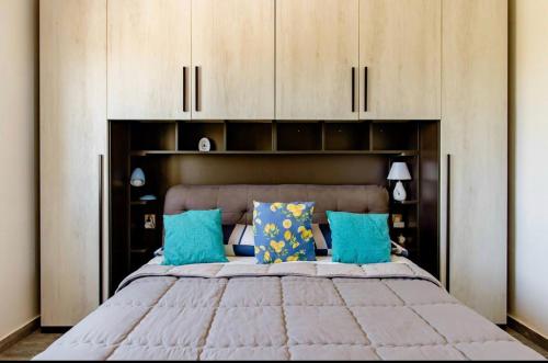 夏卡Il Casello Country House的一间卧室配有一张带蓝色枕头的大床