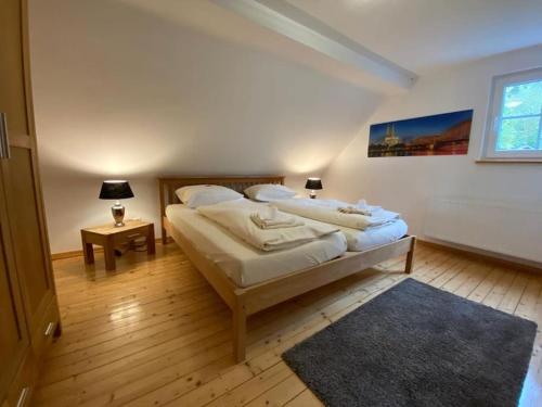 尼尔堡Waldheimat - Ferienhaus Nürburg的一间卧室配有两张单人床和一张地毯。