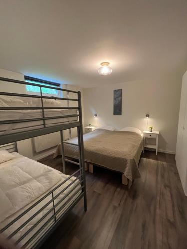 乌拉勒德Furuvägen 11 D的一间卧室配有两张双层床和一盏灯。