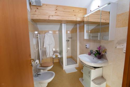 瓦尔迪佐多全景住宿公寓的浴室设有2个卫生间、水槽和淋浴。