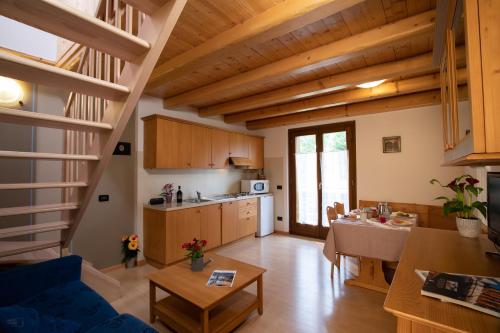 瓦尔迪佐多全景住宿公寓的一间厨房和一间带木制天花板的客厅。