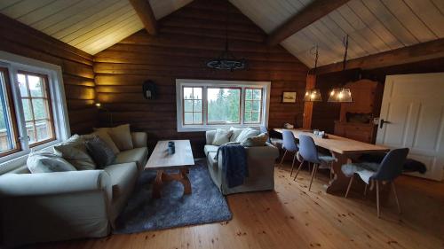 高尔Cozy log cabin at beautiful Nystølsfjellet的客厅配有沙发和桌子