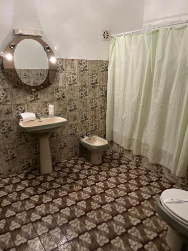 蒙希克Miradouro da Serra的一间带水槽、卫生间和淋浴的浴室