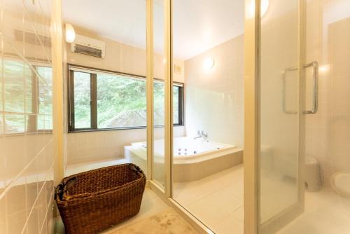 箱根HAYATO HAKONE GUEST HOUSE - Vacation STAY 14750的带淋浴、浴缸和盥洗盆的浴室