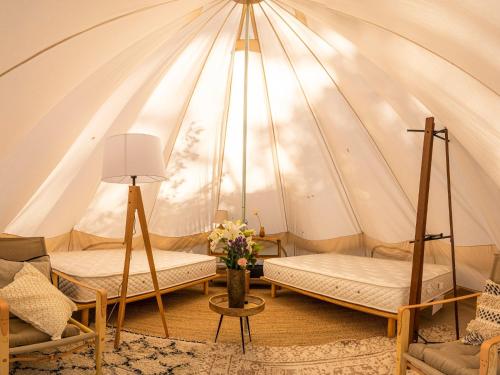 菰野町Nordisk Hygge Circles Ugakei - Vacation STAY 75325v的帐篷内带两张床的房间