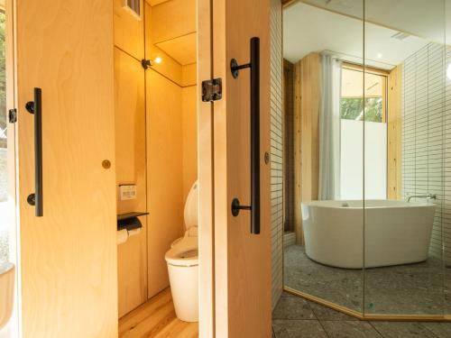 菰野町Nordisk Hygge Circles Ugakei - Vacation STAY 75200v的带浴缸和卫生间的浴室。