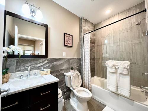 费城501 Cozy and Comfy 1BR apartment in center city的浴室配有卫生间、盥洗盆和浴缸。