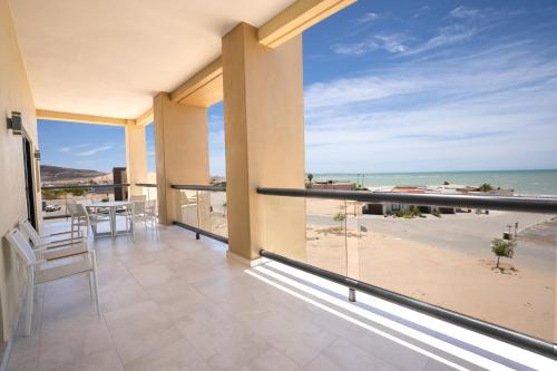 佩尼亚斯科港Laguna Shores Resort的享有海滩美景的阳台