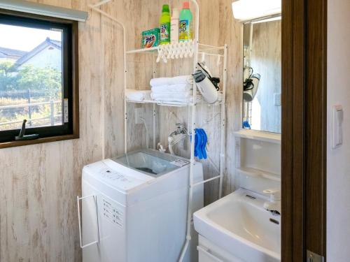 宫崎Another sky - Vacation STAY 90163v的浴室内配有洗衣机和水槽。
