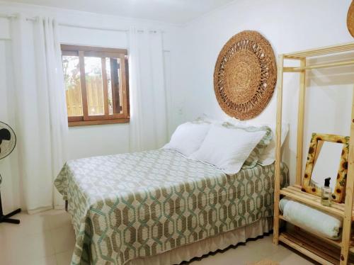 因贝Morada Héstia的一间卧室配有一张床和镜子