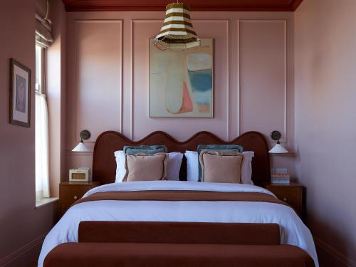 KentMargate House的卧室配有一张带白色床单和枕头的大床。