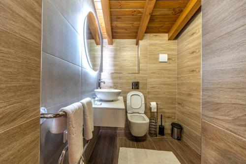 拉兹洛格Pirin Golf&Spa Apartment 17的浴室配有白色卫生间和盥洗盆。