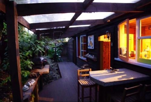 GranityClassic Kiwi bach的户外庭院设有水槽和桌椅