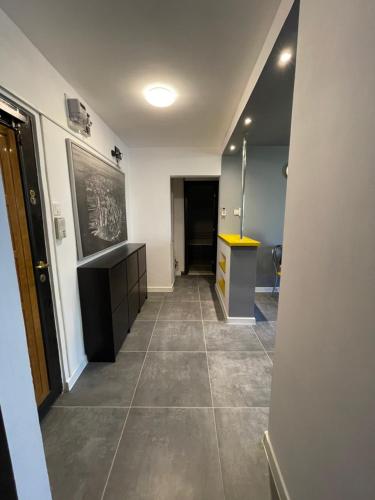 布加勒斯特ABarbici Apartments的浴室的走廊铺有瓷砖地板。