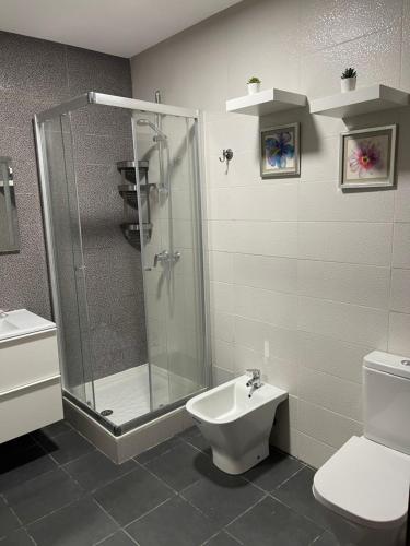穆罕默迪耶Nice Appartement La Siesta Beach Resort的带淋浴、卫生间和盥洗盆的浴室