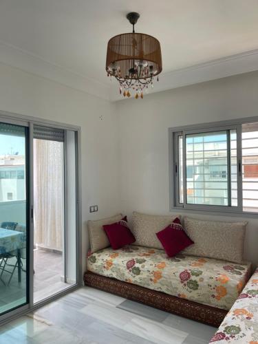 穆罕默迪耶Nice Appartement La Siesta Beach Resort的带沙发和吊灯的客厅