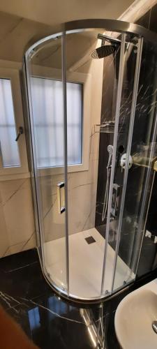 斯培西亚Suite House 5 Terre的一个带水槽的玻璃淋浴间