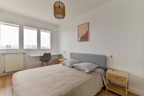 巴涅奥莱CityStay full brand new appartement 3 bedrooms 5min to Paris的卧室配有一张带白色墙壁和窗户的大床