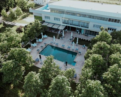GjakoveHotel La Villa的享有带游泳池的大楼的顶部景致