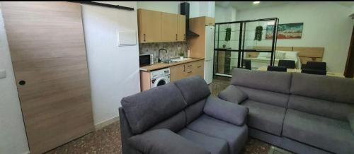 巴达霍斯APARTAMENTO TURISTICO GUADIANA LOFT EXPERIENCE Dalia的带沙发的客厅和厨房