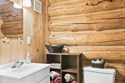 索尔多特纳Chum Salmon的一间带白色水槽和木墙的浴室