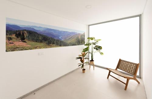 蓬德利马Sun House - Alojamento Local - Ponte de Lima的白色的房间,设有长凳和墙上的绘画