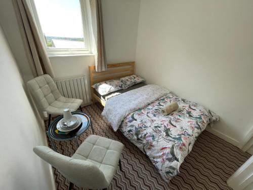 诺丁汉Nottingham Home Stay的一间小卧室,配有一张床和一把椅子