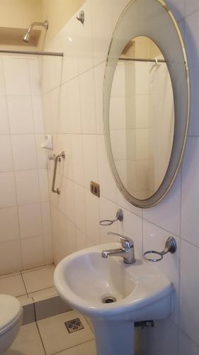 科恰班巴Hotel Maison Fiori Prado的一间带水槽、镜子和卫生间的浴室