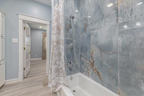 加尔维斯敦Beach Stunner的带淋浴和浴缸的浴室