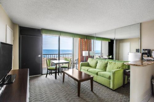 弗吉尼亚海滩Beach Quarters Resort的带沙发的客厅和美景客房