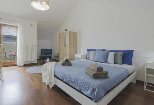 米兰NOLO UPTOWN MILANO的一间卧室配有一张大床和毛巾