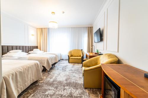 奥普尔皮亚斯特酒店的酒店客房,配有两张床和两把椅子