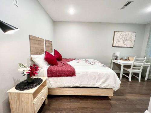 费城307 Kyoto style 1BDR Apt in center city的一间卧室配有一张带红色枕头的床和一张桌子