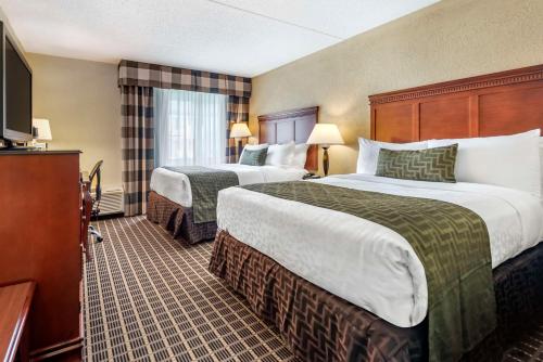 布里奇波特贝斯维斯特德普鲁士布里奇波特酒店的酒店客房设有两张床和电视。