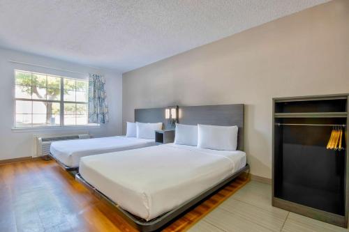 奥斯汀奥斯汀城中6号公寓的一间卧室设有两张床和大窗户