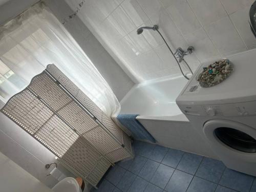 科隆2 Zimmer Wohnung 1min Messe Köln的浴室位于卫生间旁,配有洗衣机。