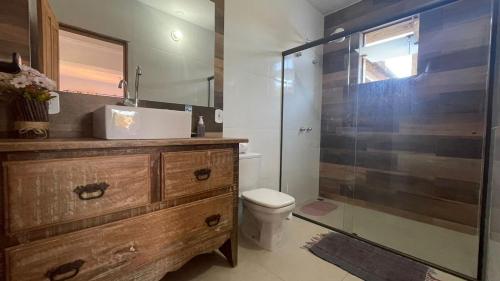 蒂拉登特斯Pouso Flor da serra的带淋浴、卫生间和盥洗盆的浴室