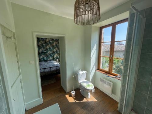尚特Le Clos des Cadots的一间带卫生间和窗户的浴室