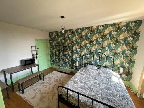 尚特Le Clos des Cadots的一间卧室配有一张床,墙上贴有壁纸