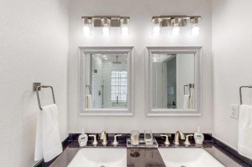 OnalaskaEdgewater Way的浴室设有2个水槽和2面镜子