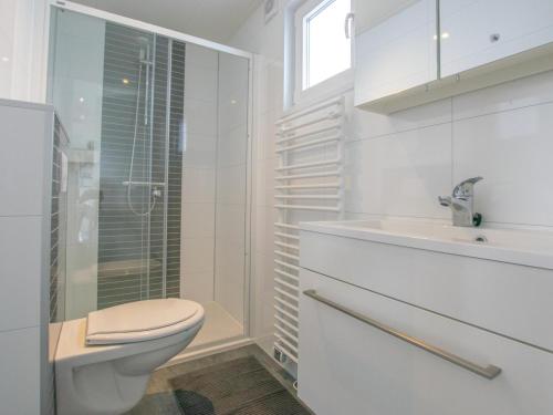 布勒克伦Grote Karekiet 24-22的白色的浴室设有卫生间和水槽。